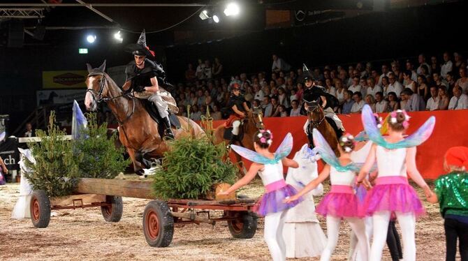 Wilde Hexenhatz im Märchenwald: Marbacher Azubis zu Pferde, Ballett-Eleven und Voltigier-Gruppe sorgten für das prächtigste Scha