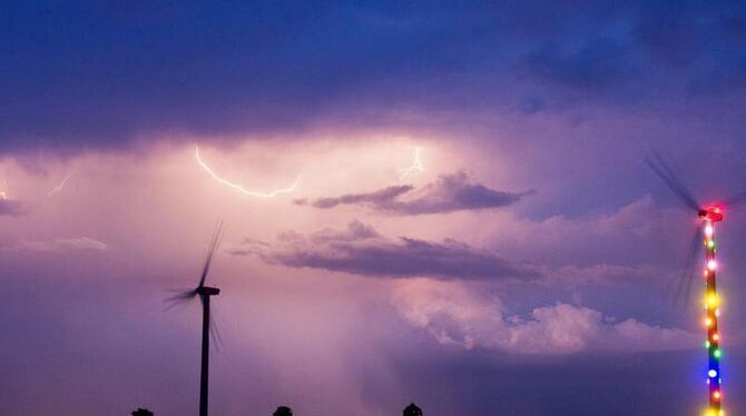 Eine Gewitterfront mit Blitzen zieht über die Region Hannover hinweg. Foto: Julian Stratenschulte