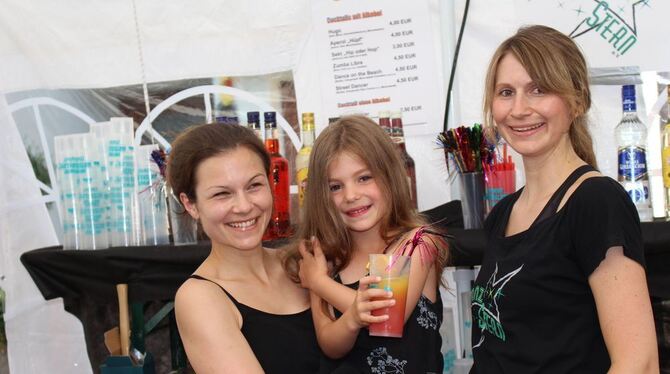 Leckere Cocktails ohne und mit Alkohol boten perfekte Erfrischung beim Dorffest in Sickenhausen. FOTO: SPIESS