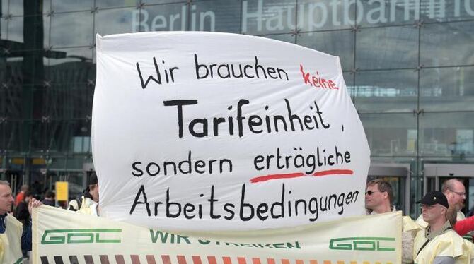 Mitglieder der Lokführergewerkschaft GDL demonstrieren vor dem Hauptbahnhof in Berlin. Foto: Rainer Jensen/Archiv