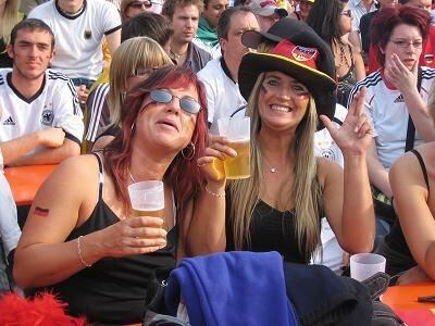 Reutlingen im Fußball-Taumel: Auf dem Treffpunkt der Nationen ging die Post ab.
GEA-FOTO: ZENKE