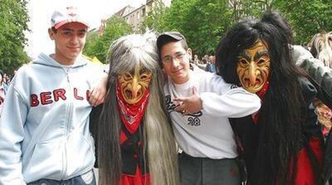Berliner Jungs und schwäbische Hexen: Die Wilden Weiber aus Wannweil tobten sich in die Herzen der Hauptstädter. FOTO: KRASCHINS