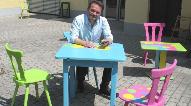 Fünf-Minuten-Pause: Der Leiter der Volkshochschule in Metzingen, Oliver Beck, an einem Tisch, der beim gemeinsamen Sommerfest zu