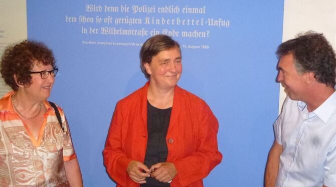 Gerlinde Kretschmann (links) fand die Stadtmuseums-Ausstellung über 175 Jahre Sophienpflege spannend. Museums-Leiterin Wiebke Ra
