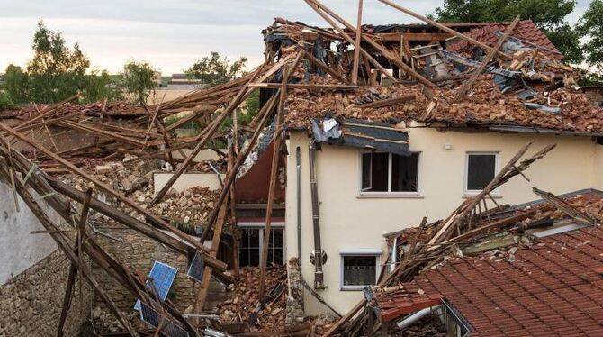 Durch Framersheim in Rheinland-Pfalz zog eine Windhose. Innerhalb von Sekunden wurden mehrere Häuser schwer beschädigt. Foto: