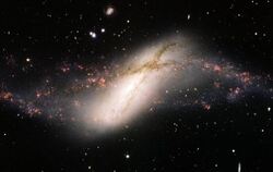 Die Polarringgalaxie NGC 660 war 2012 bei Beobachtungen mit Radioteleskopen plötzlich mehrere Hundert Mal heller geworden. Fo