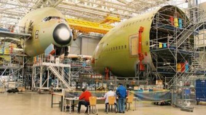 In der Endmontagehalle von Airbus in Toulouse läuft jetzt die Serienfertigung der A380 an. Die ersten Maschinen gehen an Singapo