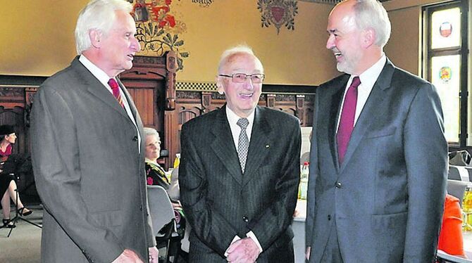 Umrahmt von seinen Nachfolgern: der Jubilar Gerhard Müller (Mitte) mit Dr. Edgar Wais (links) und dem aktuellen Landrat Thomas R