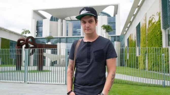 LeFloid alias Florian Mundt posiert in Berlin vor dem Bundeskanzleramt. Foto: Paul Zinken LeFloid alias Florian Mundt posiert in Berlin vor dem Bundeskanzleramt. Foto: Paul Zinken