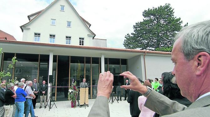 Wolfgang Schütz (rechts), Geschäftsführer von Mythos Schwäbische Alb, fotografiert während der Einweihung des neuen Hauses des T