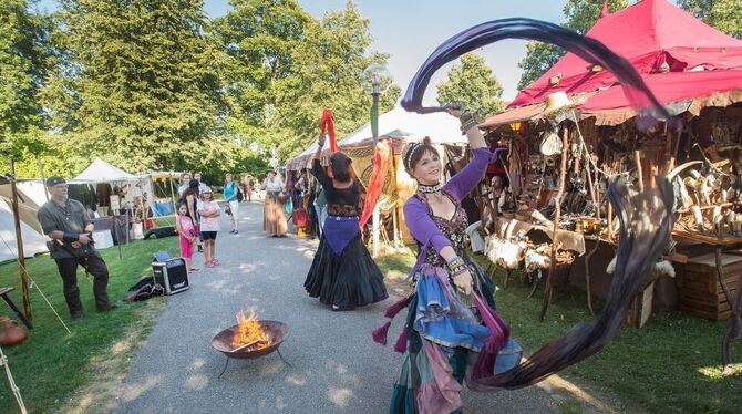 Mittelalter ist nicht nur Spektakel, sondern kann auch anmutig sein – wie die Tänzerinnen von »Versipellia« gestern am frühen Ab Mittelalter ist nicht nur Spektakel, sondern kann auch anmutig sein – wie die Tänzerinnen von »Versipellia« gestern am frühen Ab