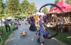 Mittelalter ist nicht nur Spektakel, sondern kann auch anmutig sein – wie die Tänzerinnen von »Versipellia« gestern am frühen Ab