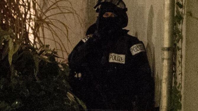 SEK-Kräfte sperrten das Gebiet um das Wohnhaus. Foto: Boris Roessler/Archiv