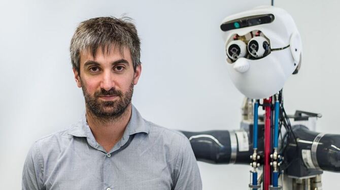 Mensch und Maschine: Ludovic Righetti, Projektleiter am Max Planck Institut für intelligente Systeme, steht in seinem Labor in T