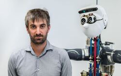 Mensch und Maschine: Ludovic Righetti, Projektleiter am Max Planck Institut für intelligente Systeme, steht in seinem Labor in T