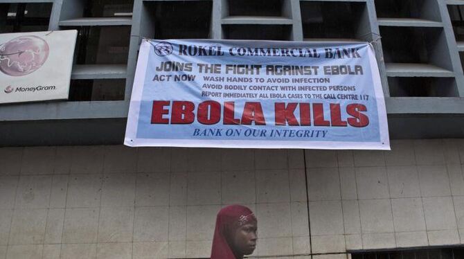 Ein Poster warnt in Freetown, der Hauptstadt von Sierra Leone, vor den Gefahren von Ebola. Foto: Tanya Bindra