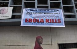Ein Poster warnt in Freetown, der Hauptstadt von Sierra Leone, vor den Gefahren von Ebola. Foto: Tanya Bindra
