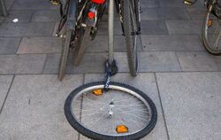 Nur das Vorderrad ist geblieben - Fahrraddiebe verursachen einen immensen Schaden. Foto: Peter Endig