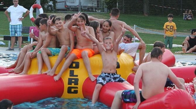 Erfrischender Spaß im Freibad-Becken: Die Jugendlichen machen begeistert mit bei der Pool-Party in Pfullingen. FOTO: KOZJEK