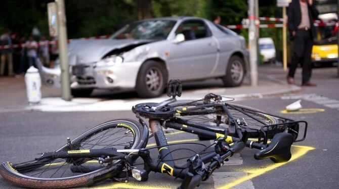 Autofahrer sind eher vom Fahrradhelm überzeugt als Radler. Foto: Daniel Naupold/Archiv