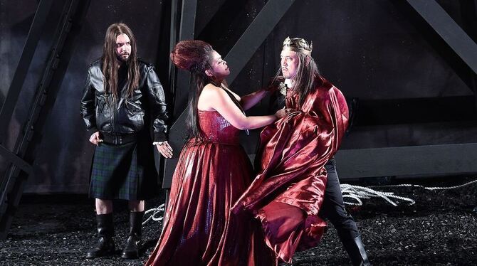 Melba Ramos als Lady Macbeth und Antonio Yang als Macbeth bei den Heidenheimer Opernfestspielen. FOTO: THOMAS BÜNNIGMANN