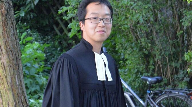 Genau 70 Kilo wiegt Pfarrer Sung Kim. Mit über 2 000 Euro wurde sein Gewicht am Samstag aufgewogen. FOTO: VEY