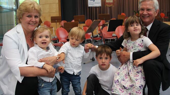 Der langjährige Direktor des Isolde-Kurz-Gymnasiums, Martin Englert (im Bild ganz familiär mit Enkeln und Ehefrau Beate), wurde