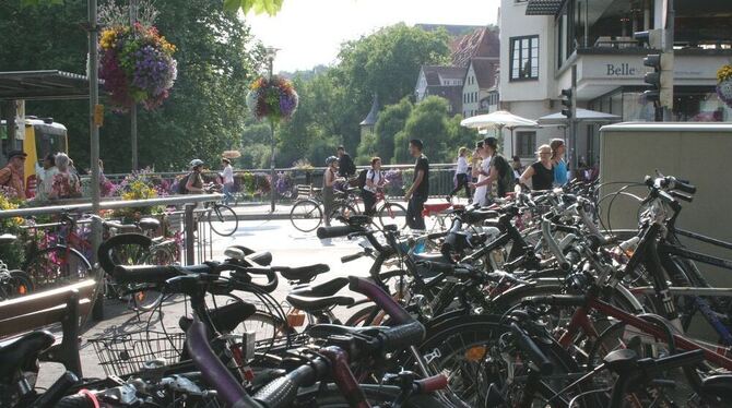 Volle Fahrradständer: Die Tübinger sind in ihrer Stadt sehr gern mit dem Fahrrad unterwegs.  GEA-FOTO: IWA