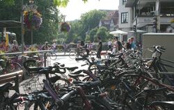 Volle Fahrradständer: Die Tübinger sind in ihrer Stadt sehr gern mit dem Fahrrad unterwegs.  GEA-FOTO: IWA