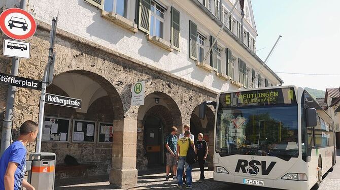 Bislang war das Rathaus Endhaltestelle für die Busse in Gönningen. Das neue Konzept sieht jetzt eine Weiterführung der Linie bis zum Seniorenheim vor.