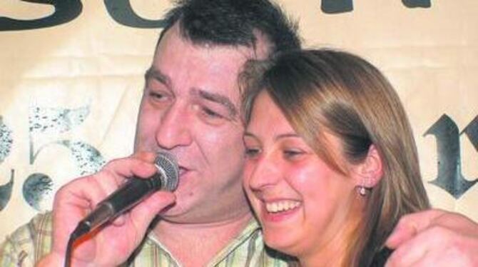 Hingabe pur: Freddy Behringer und die 22-jährige Claudia im Duett. GEA-FOTOS: ANDREAS DÖRR