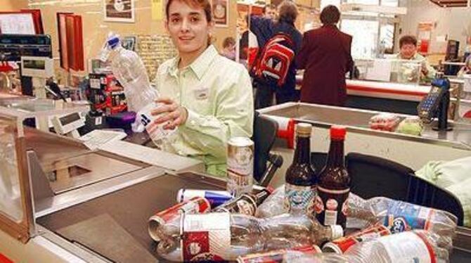 Einwegflaschen, die der Rücknahmeautomat nicht »schluckt«, werden von den Verkäuferinnen entgegengenommen. FOTO: PAC