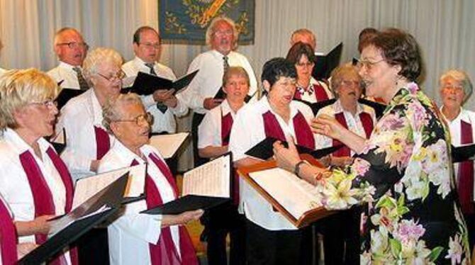 Frauen auf dem Vormarsch beim Männergesangverein Altenburg: Chorleiterin Sigrid Müller und der gemischte Chor bei seinem Einstan