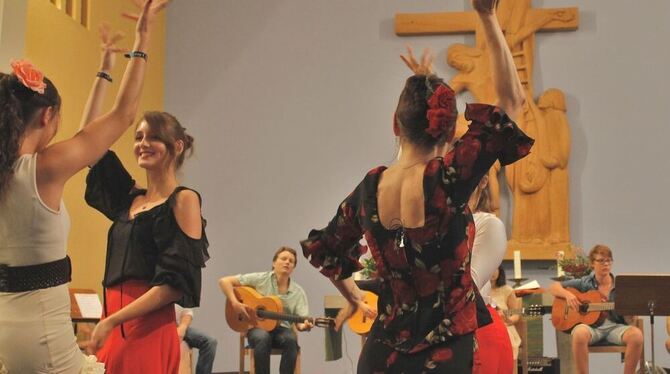 Umjubelte Performance: Die Flamenco-Gruppe des IKG tanzt in der Kreuzkirche zu Gitarrenklängen. FOTO: BERNKLAU