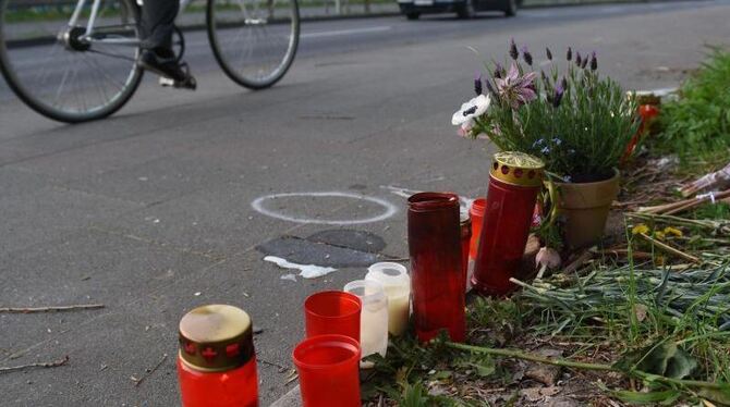 Grablichter und Blumen an einem Unglücksort in Köln. Immer wieder kommen auf deutschen Straßen Menschen durch illegale Autore
