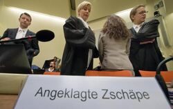 Beate Zschäpe zwischen ihren Anwälten Wolfgang Stahl (l), Anja Sturm (2.v.l.) und Wolfgang Heer (r) im Gerichtssaal in Münche