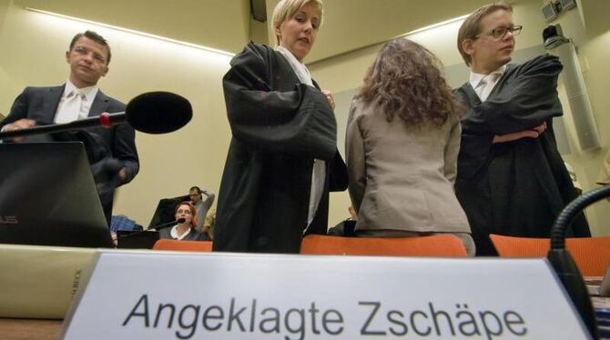 Beate Zschäpe zwischen ihren Anwälten Wolfgang Stahl (l), Anja Sturm (2.v.l.) und Wolfgang Heer (r) im Gerichtssaal in Münche