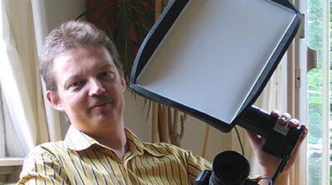 Cyrill Harnischmacher mit einer selbst gebauten Lichtbox. Wie einfach das geht, steht in seinem Buch Lowbudgetshooting. GEA-FOTO