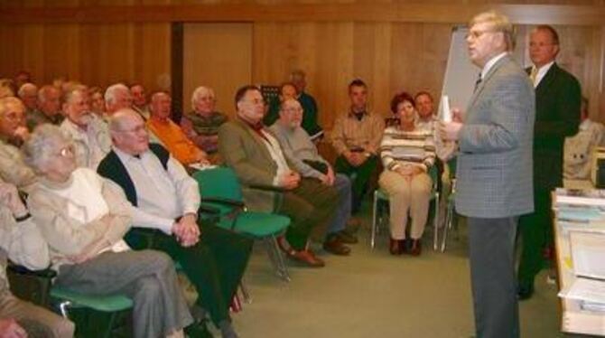 Hans Schlichting begrüßte zum Vortrag des neuen Urologie-Chefs Dr. Hartwig Schwaibold (im Hintergrund) achtzig Interessierte bei