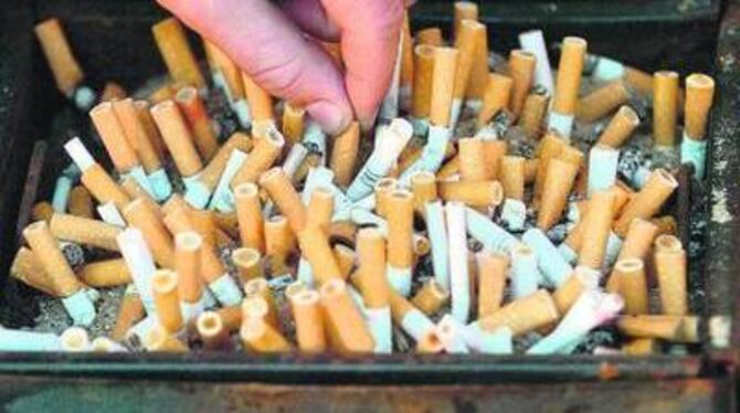 Hohe Kippen-Konzentration: Anreiz zum Qualmen oder in Bahnen gelenkte Sucht? An der Raucherecke scheiden sich die Geister.  FOTO