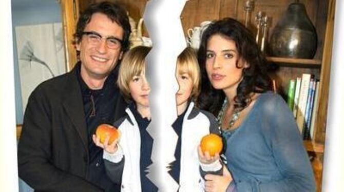 Die neue TV-Familie Miller ist nur auf diesem Bild zerrissen. FOTO: DPA/GEA-MONTAGE: HD