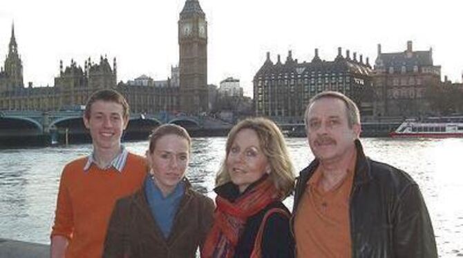 Fühlen sich in London pudelwohl: Maximilian, Désirée, Eliane Guhl-Daumiller und Armin Daumiller, von links. FOTO: PRIVAT