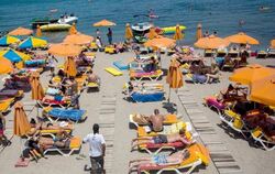 Touristen entspannen sich auf der griechischen Insel Kos. Foto: Santi Palacios/Illustration