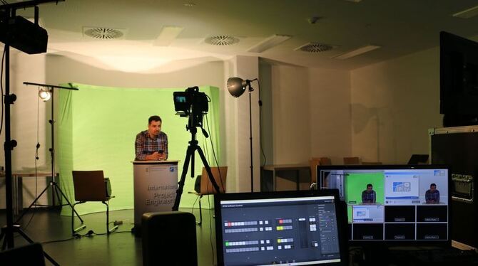 Student Harun Saglam beim Videodreh vor einem »Greenscreen« – damit kann hinter Moderatoren, wie bei TV-Sendungen, ein anderer H Student Harun Saglam beim Videodreh vor einem »Greenscreen« – damit kann hinter Moderatoren, wie bei TV-Sendungen, ein anderer H