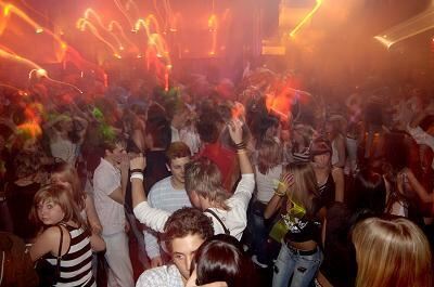 Gute Stimmung und volles Haus: Auf dem Oberstufenschwof des IKG in der Färberei 4 war wieder einiges los.
FOTO: NIETHAMMER