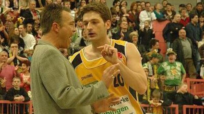 Geht auch in der nächsten Saison für Tübingen auf Punktejagd: Igor Perovic (rechts), hier mit Trainer Aaron McCarthy.  GEA-FOTO: