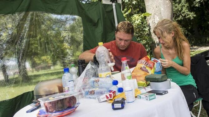 Wo ist Flecki? Sven Hossalla und Freundin Lisa Metzler auf dem Parkplatz Kemmental (Baden-Württemberg) an der Autobahn A8. Fo