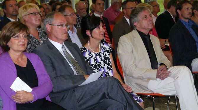 Vor dem Hintergrund zahlreicher Wegbegleiter: Ursula Bisinger, neue Rektorin des Schul-Verbundes, neben Herbert Winkler, seiner