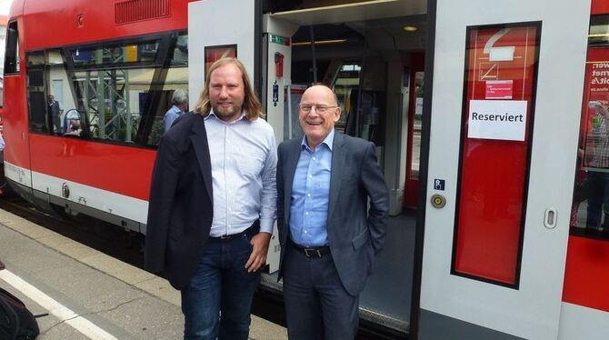 Anton Hofreiter (links), Vorsitzender der Grünen-Bundestagsfraktion, ließ sich von Verkehrsminister Winne Hermann über das Proje