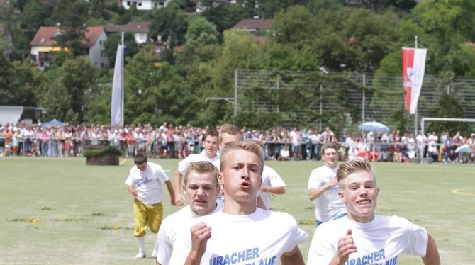 Rennen, bis die Schuhe fliegen: Den Uracher Schäferlauf verfolgten über 40000 Zuschauer.